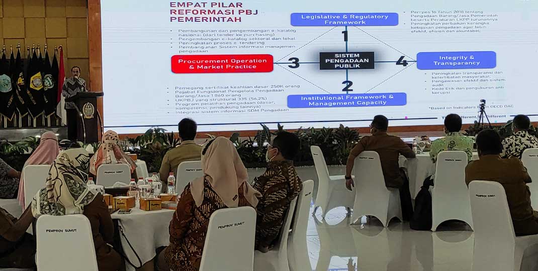 PAPARAN: Kepala LKPP Roni Dwi Susanto memberi paparan di hadapan Gubsu Edy Rahmayadi dan Wagubsu Musa Rajekshah, Wakil Ketua KPK Lili Pintauli Siregar, dan seluruh jajaran OPD di Pemprov Sumut soal penerapan e-Katalog Lokal dan e-Marketplace, di Aula Teng