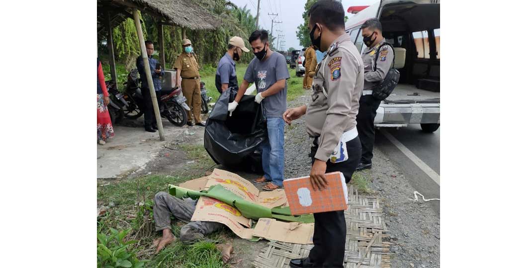 OLAH TKP: Personel Polres Binjai melakukan olah TKP dan mengevakuasi jenazah korban tabrak lari.teddy/sumut pos.