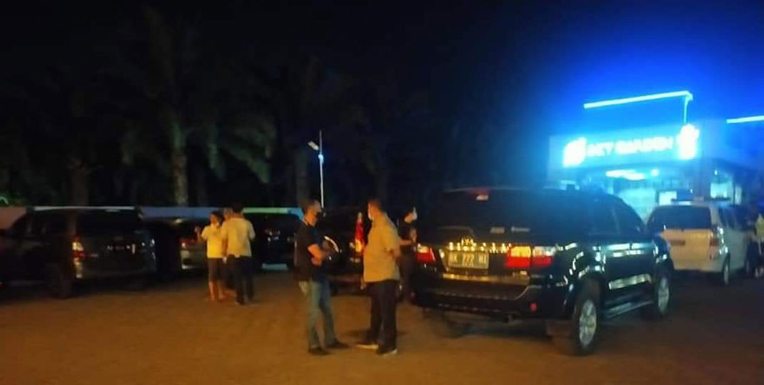 GABUNGAN: Tim gabungan saat turun ke Diskotek Sky Garden, menyelidiki kasus kematian RA, istri anggota Brimob diduga karena overdosis.