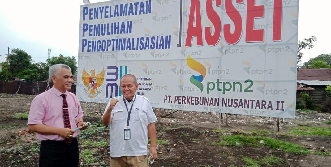 AREAL HGU: Kuasa Hukum PTPN2, Sastra SH MKn (kiri) diabadikan dengan Kasubbag Humas PTPN2, Sutan BS Panjaitan SE (kanan) di areal HGU Kebun Helvetia PTPN2, usai Salat Jumat (26/3)