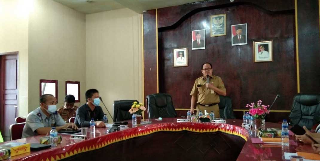 PAPAR: Kepala Bappeda Nias Barat, Sabahati Gulo saat memberikan paparan.