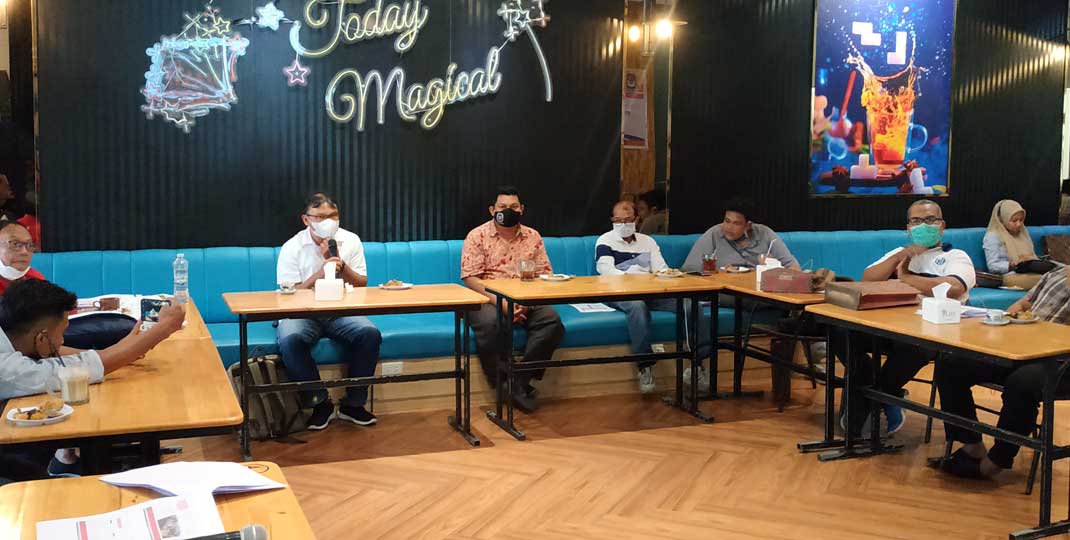 DISKUSI: Anggota KPU Sumut, Benget Silitonga saat mengikuti diskusi santai mengenai evaluasi partisipasi masyarakat pada Pilkada Binjai 2020.  ist/ SUMUT POS.