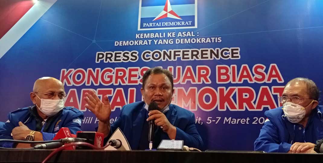 PIMPIN KLB: Jhoni Allen Marbun saat memimpin Kongres Luar Biasa Partai Demokrat di The Hill Hotel dan Resort Sibolangit,  Kabupaten Deliserdang, Sumatera Utara, Jumat (5/3). Moeldoko terpilih sebagai ketua umum PD.Foto: M. Idris/Sumut Pos.