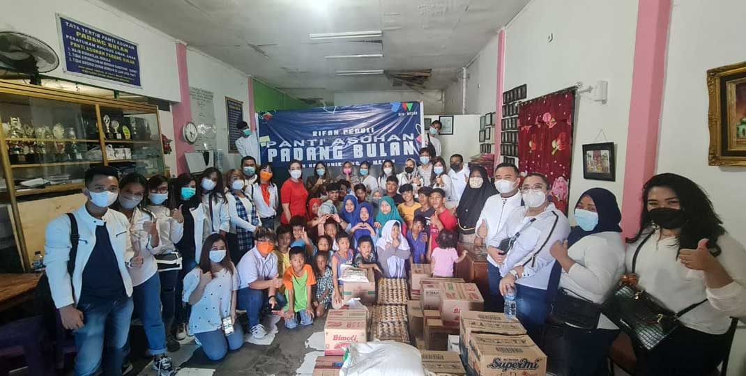 BERBAGI: Kepala Cabang RFB Medan, Sonya Kadarmanik bersama manajemen berbagi sembako kepada anak Panti Asuhan Padang Bulan, Medan, Sabtu (27/2).