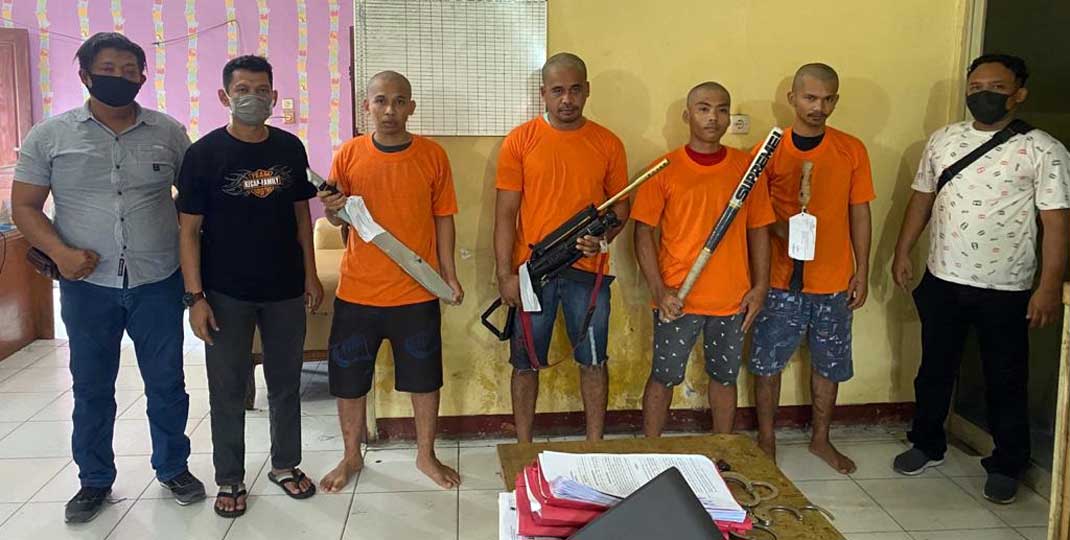 TERSANGKA: Empat tersangka pembunuh Jimmi Ginting dipaparkan Polsek Pancurbatu, Kamis (25/3).