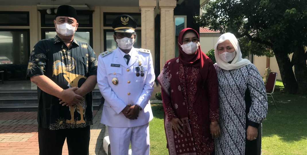 BERSAMA: Ngogesa Sitepu bersama Wakil Wali Kota Binjai Amir Hamzah dan istri di kediaman Ngogesa, Desa Sei Limbat, Kecamatan Selesai, Kabupaten Langkat.ist/ SUMUT POS .