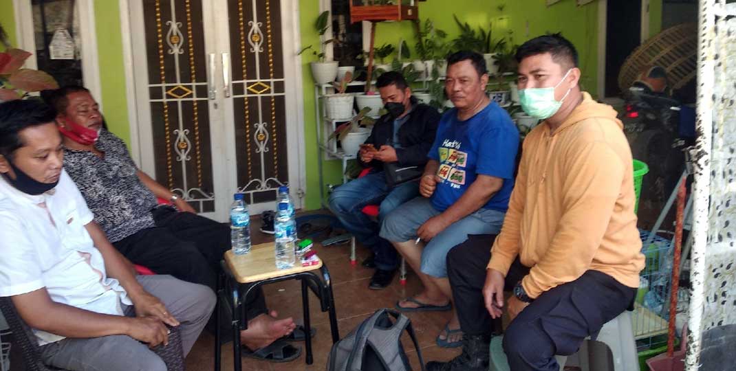 TERDUGA TERORIS: Iwan, Ketua RW tempat tinggal terduga teroris saat ditemui wartawan, Jumat (19/3). Foto atas, seorang terduga teroris saat diamankan di Polres Tanjungbalai, Jumat (19/3).