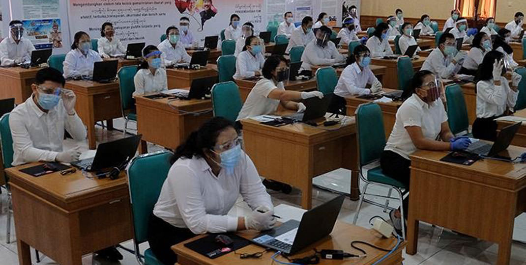 UJIAN: Peserta CPNS saat mengikuti ujian masuk CPNS di salah satu instansi pemerintah. Kementerian Pendayagunaan Aparatur Negara dan Reformasi Birokrasi (PAN-RB) mengumumkan pendaftaran Calon CPNS dan Pegawai Pemerintah dengan Perjanjian Kerja (PPPK) guru