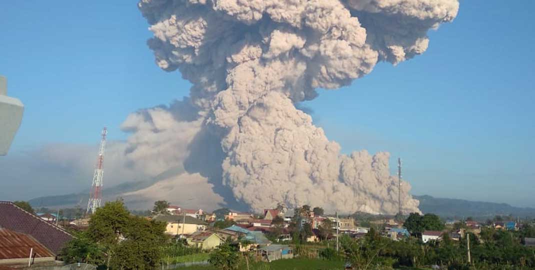ERUPSI: Gunung Sinabung kembali bererupsi dibarengi luncuran awan panas guguran, Selasa (2/3) pagi. Akibatnya, tiga kecamatan di Karo gelap tertutup abu vulkanik.