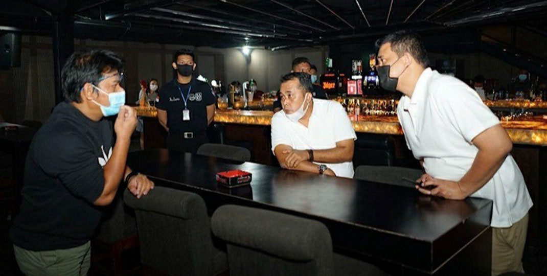 SIDAK: Wali Kota Medan, Bobby Nasution, bersama Wawako Aulia Rahman, sidak di Shoot Pool Bar and Lounge, Jalan Pattimura Medan, Jumat (12/3) malam.