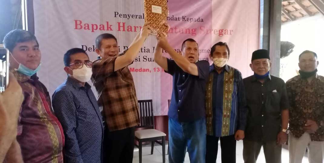 Tokoh masyarakat Tabagsel, Chairuman Harahap saat menyerahkan mandat percepatan pemekaran Provinsi Sumatera Tenggara kepada Harry Lontung Siregar.istimewa/sumut pos.