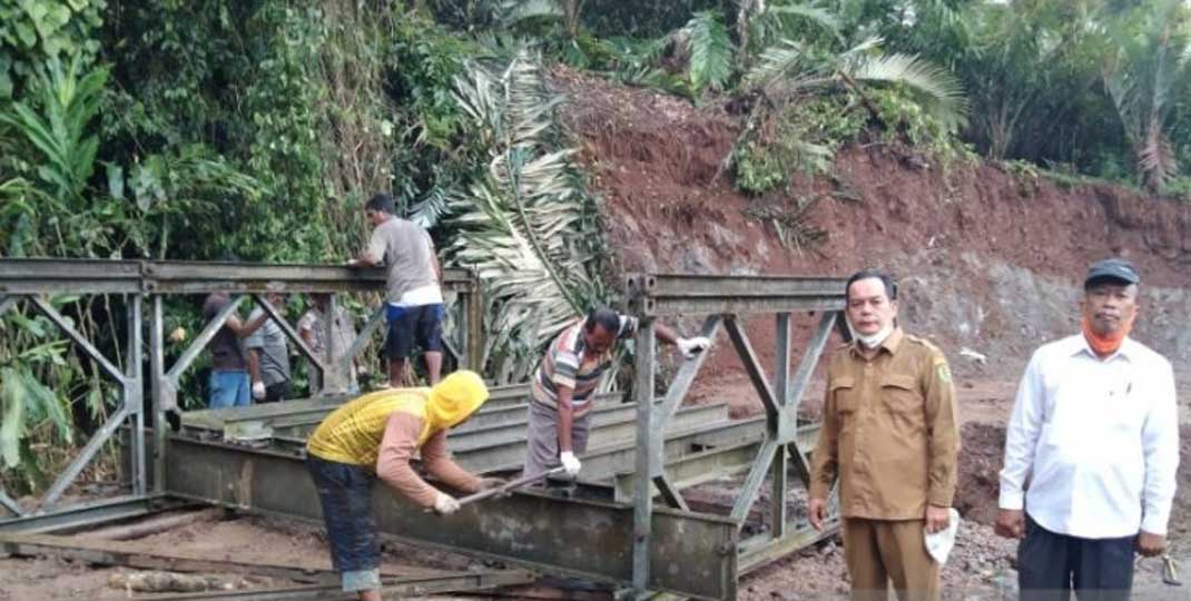 TINJAU: Kadis PUPR Tapanuli Selatan Chairul Rizal saat meninjau pembangunan jembatan Bailey di Tapanuli Selatan.ist/SUMUT POS.