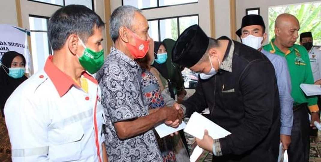 SALURKAN: Bupati Labuhanbatu Utara, Hendriyanto Sitorus menyalurkan zakat kepada 63 masyarakat pelaku UMKM.