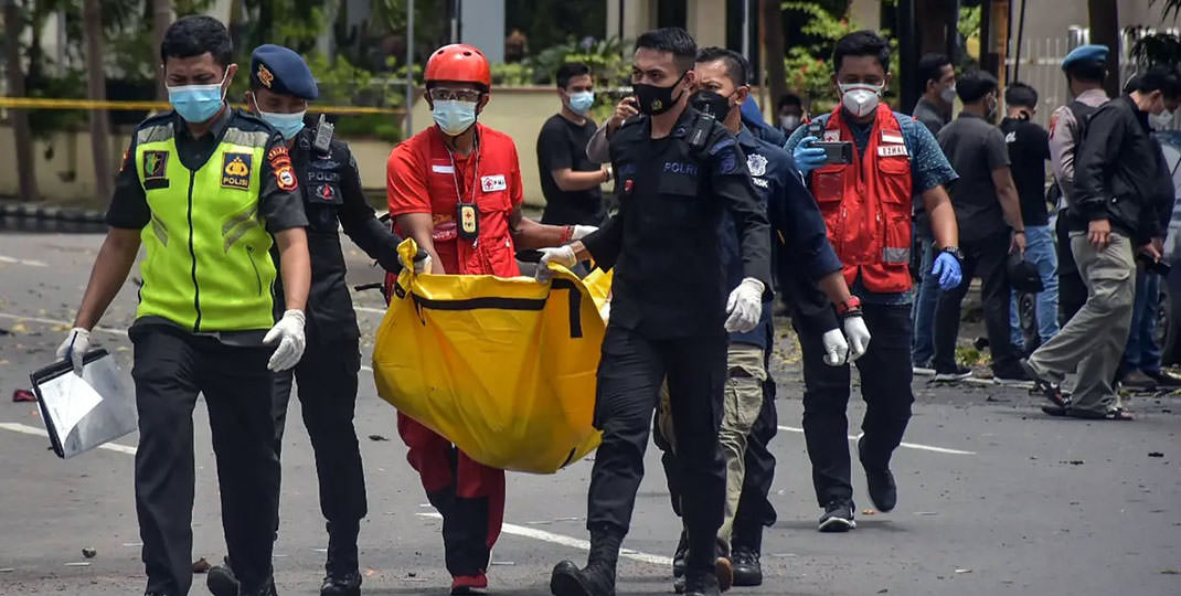 BOM BUNUH DIRI: Polisi membawa sebuah kantong berisi potongan tubuh yang diduga merupakan terduga pelaku aksi pengeboman bunuh diri di Gereja Katedral Makassar, Sulawesi Selatan, Minggu (28/3). Kapolda Sulawesi Selatan Irjen Merdisyam mengatakan bom yang