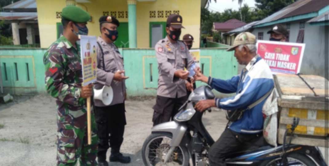 Operasi:  Polsek Bandar Khalifah, TNI dan petugas Satpol PP Kecamatan melakukan operasi yustisi.