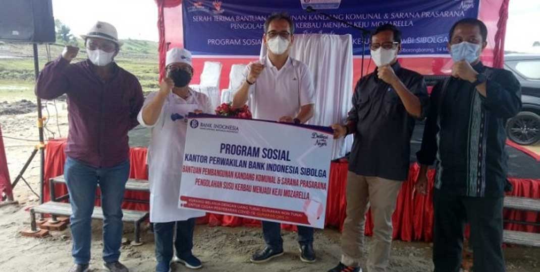 BERSAMA: Anggota DPR-RI Komisi XI Sihar Sitorus bersama dengan KPw BI Sumut, Soekowardojo, KPw BI Sibolga, Aswin Kosotali, pengurus Koperasi Guna Satwa Mandiri Taput saat menerima bantuan dari BI berupa rumah produksi pengolahan susu di Desa Bahal Batu I,