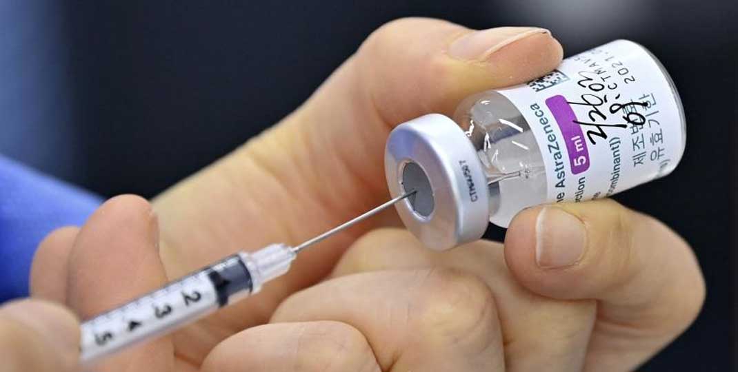 HARAM: Seorang petugas medis bersiap untuk menyuntikkan vaksin AstraZeneca kepada pasien. Vaksin buatan perusahaan farmasi Inggris itu dinyatakan haram oleh MUI karena mengandung enzim babi dalam pembuatannya, namun tetap boleh digunakan dengan alasan kea