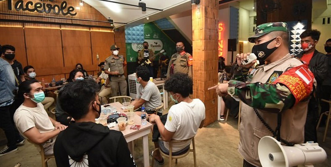 PENEGAKASN PROKES: Tim Gabungan Satgas Covid-19 melakukan operasi penegakan protokol kesehatan di salah satu gerai kuliner di Kota Medan, belum lama ini.