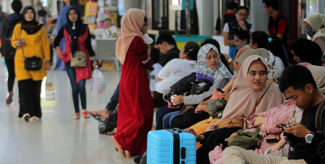 MUDIK: Calon penumpang menunggu di Sasiun Besar KA Kota Medan, bersiap mudik Lebaran, beberapa waktu lalu. Tahun ini, pemerintah melarang mudik mulai 6-17 Mei 2021.