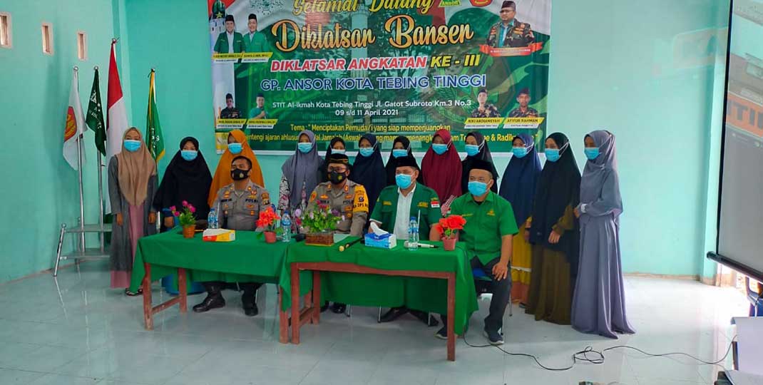 DIKLATSER: Kapolres Tebingtinggi, AKBP Agus Sugiyarso saat memberikan materi pada Diklatsar Banser ormas NU.Sopian/sumut pos.