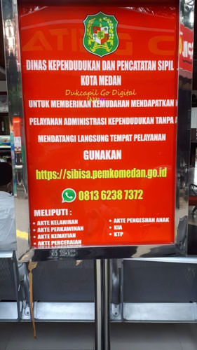 PELAYANAN: Sebuah papan pengumuman tentang pelayanan cara dan syarat mengurus dokumen kependudukan secara online di Disdukcapil Kota Medan.