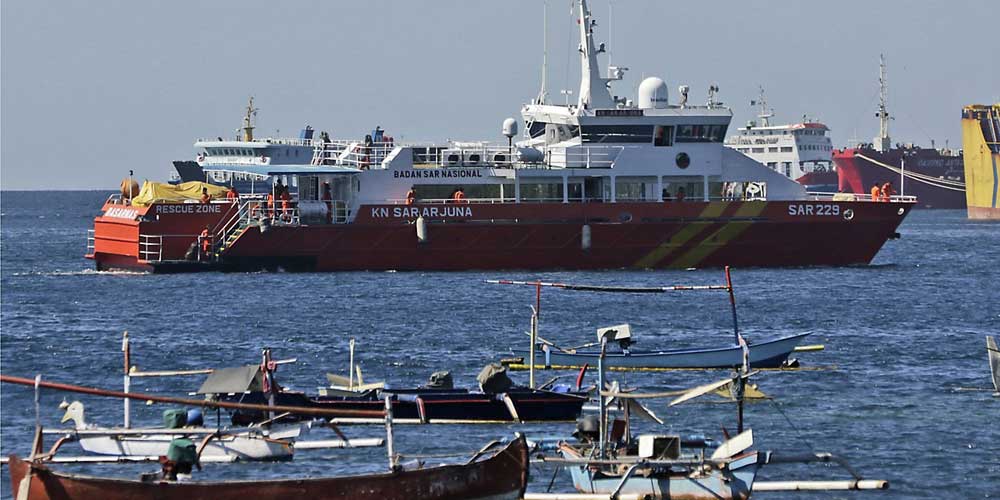 KAPAL PENYELAMAT: Sebuah kapal penyelamat (SAR Arjuna) berlayar Jumat (23/4) untuk bergabung dengan pencarian kapal selam KRI Nanggala yang hilang saat mengikuti latihan pada hari Rabu (21/4) dinihari di Banyuwangi, Jawa Timur, Indonesia.