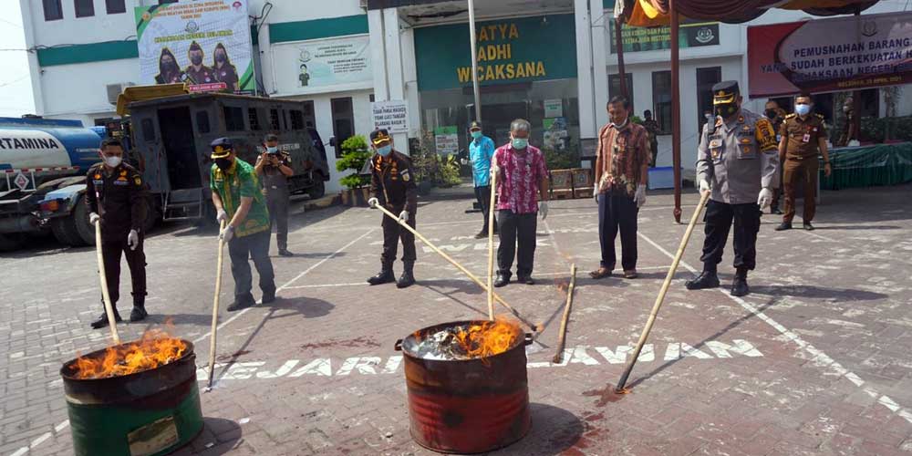 BAKAR BARANG BUKTI: Kejari Belawan membakar barang bukti narkoba dari hasil penindakan 125 perkara.fachril/sumut pos.