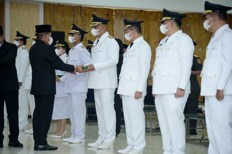 MELANTIK: Gubernur Sumut, Edy Rahmayadi, melantik dan mengambil sumpah jabatan, delapan kepala daerah hasil Pemilihan Kepala Daerah (Pilkada) serentak 9 Desember 2020, di Aula Raja Inal Siregar, Lantai 2 Kantor Gubernur Sumut, Jalan Pangeran Diponegoro No