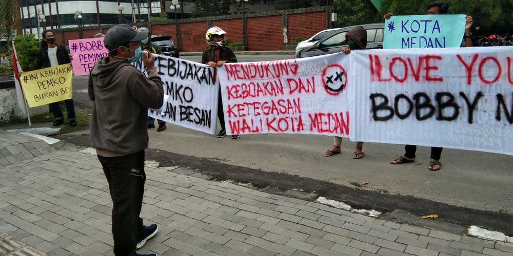DEMO: Sejumlah massa yang tergabung dalam Mahasiswa Peduli Kota Medan melakukan aksi di depan Gedung Balai Kota Medan, Jalan Kapten Maulana Lubis No.2 Medan, Kamis (29/4) siang.