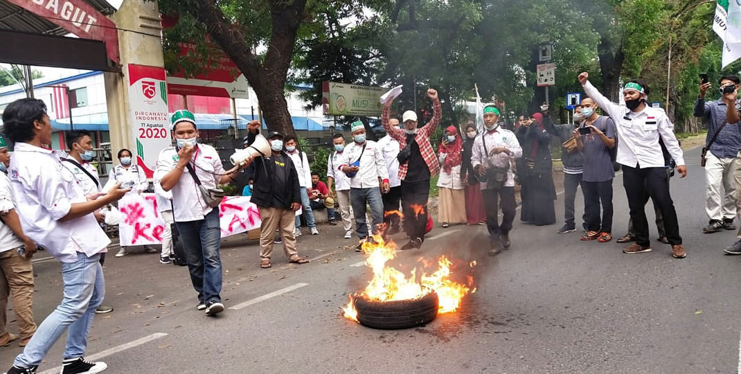 UNJUKRASA: Belasan elemen mahasiswa yang tergabung dalam Kesatuan Aksi Mahasiswa Muslim Indonesia (KAMMI) Sumut berunjukrasa di depan Kantor Gubernur Sumut, Selasa (6/4).