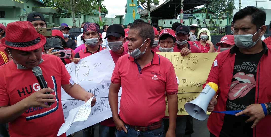 UNJUKRASA: Orator aksi, Tiopan Ujung membacakan tuntutan pedagang saat berunjukrasa di Kantor DPRD Dairi.RUDY SITANGGANG/SUMUT POS.