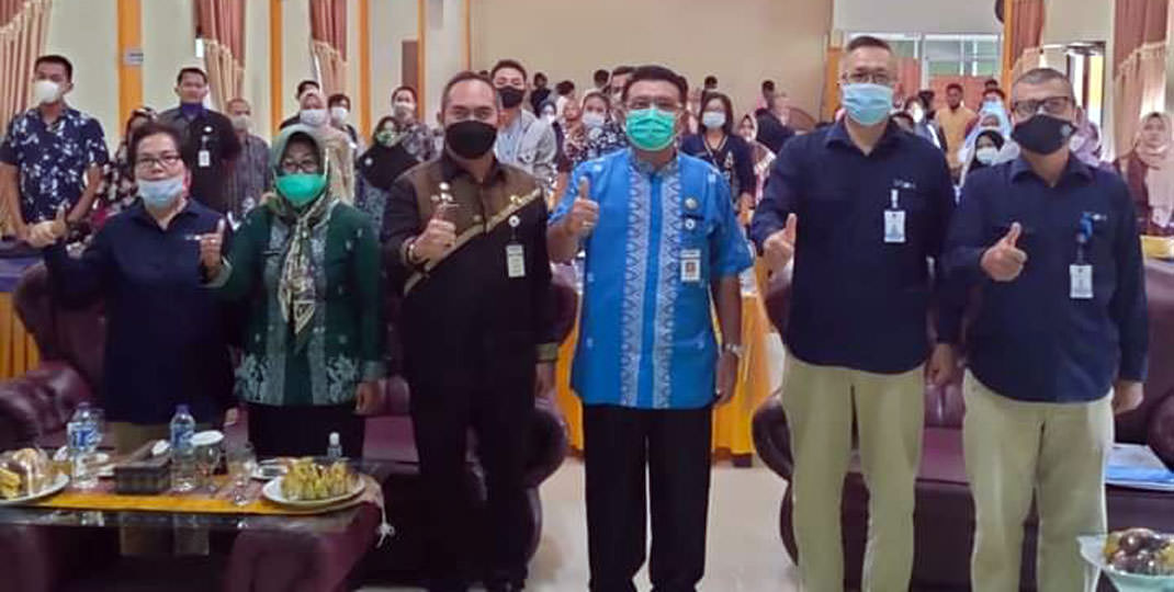 KERJA SAMA: Kadis Kominfo Batubara, Andri Rahadian AP (kanan) bersama BBPSDMP Kominfo Medan Drs Irbar Samekto MSi, (tengah) menandatangani perjanjian kerja sama disaksikan Sekda Batubara, Sakti Alam Siregar SH (kiri) pada kegiatan pelatihan Digital Entrep
