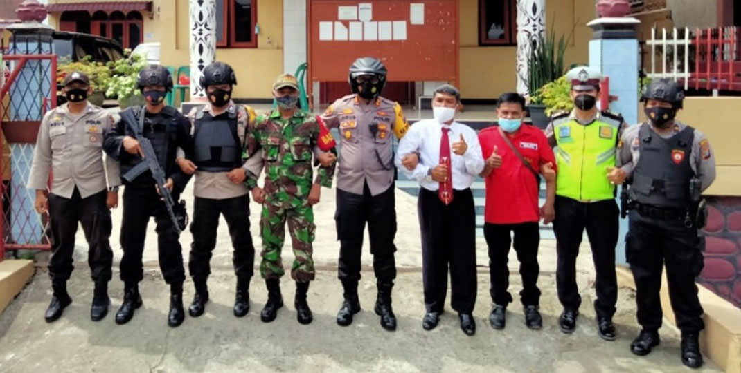 PATROLI: Petugas kepolisian Polres Tebingtinggi, TNI, dan Satpol PP melakukan patroli sekaligus pengamanan ibadah Paskah di gereja, Minggu (4/4).