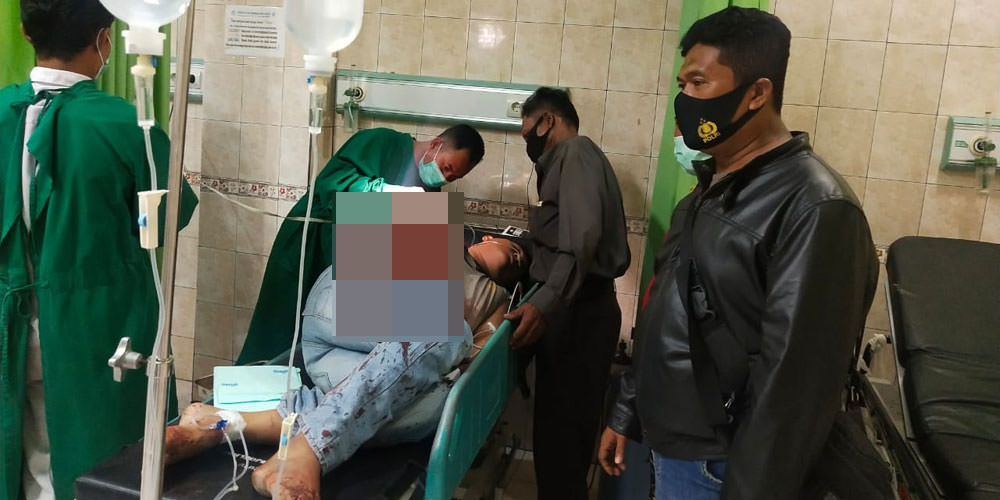 PERAWATAN: Anggota Sat Sabhara Polres Langkat,  Bripka Ade Prayoga, yang menjadi korban pembacokan, saat mendapatkan perawatan medis di RSUD Djoelham Binjai.TEDDY AKBARI/SUMUT POS.