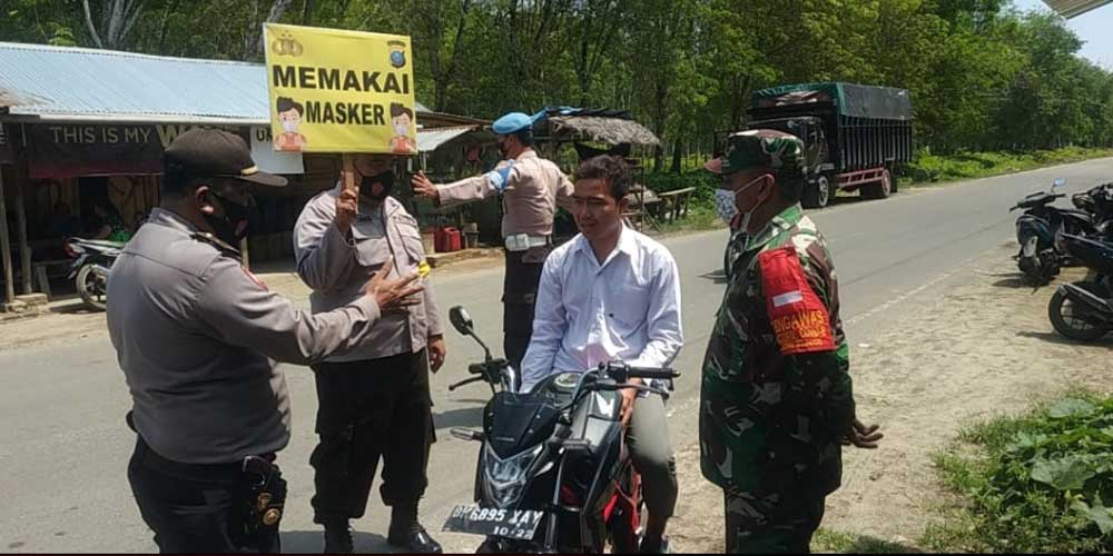 OPERASI: Petugas gabungan Polsek Sipispis, TNI dan Satpol PP Kecamatan saat melakukan operasi yustisi di Desa Marjanji.sopian/sumut pos.