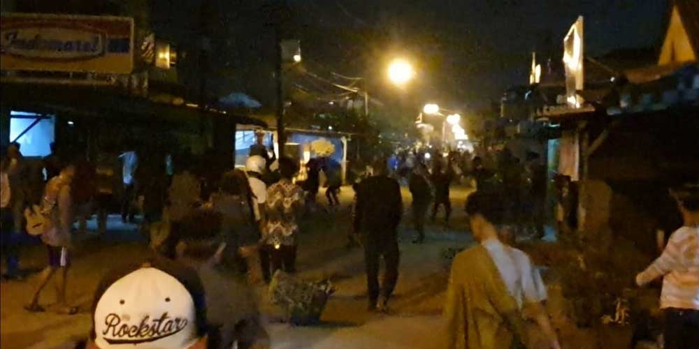 TAWURAN: Tawuram antarpemuda di Jalan Slebes, Kelurahan Belawan Dua, Medan Belawan, Kamis (15/4) pukul 02.00 WIB.fachril/sumu tpos.