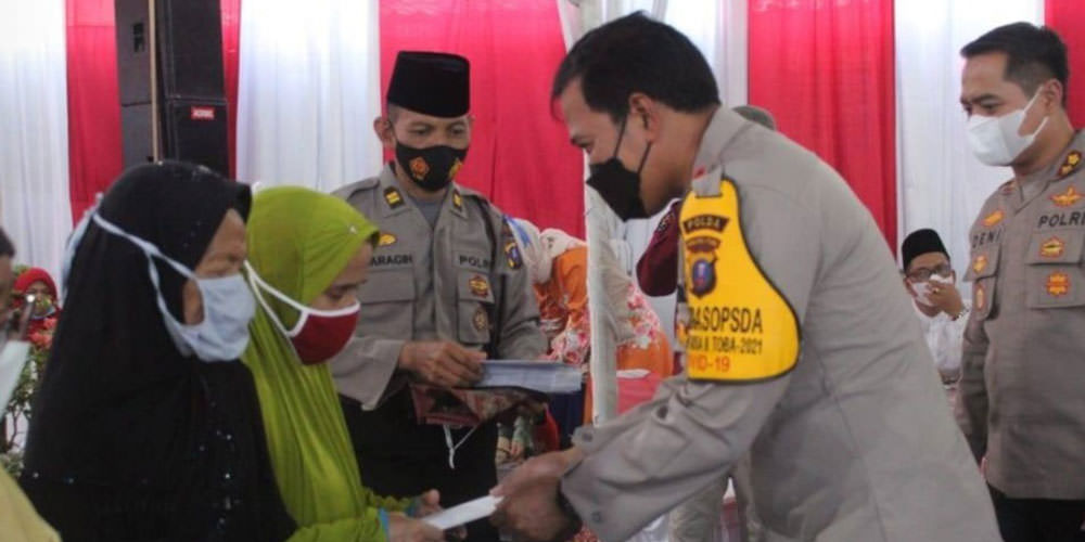 DOA BERSAMA: Kapolres Labuhanbatu, AKBP Deni Kurniawan santuni kaum duafa dan anak yatim pada kegiatan doa bersama jelang PSU Labuhanbatu dan Labusel.fajar/sumut pos.
