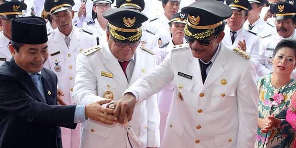 SERAH TERIMA: Buapti Faduhusi Daely saat serah terima jabatan kepada Sekda Nias Baratm Fakhili Gulo.