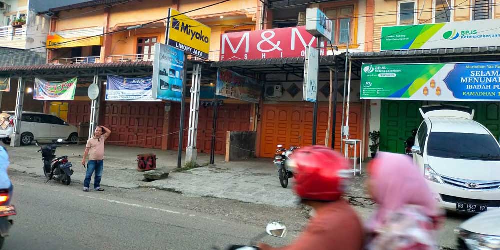 Toko Linory Jaya di Jalan Diponegoro, Kelurahan Ilir, Kecamatan Gunungsitoli Kota Gunungsitoli.
