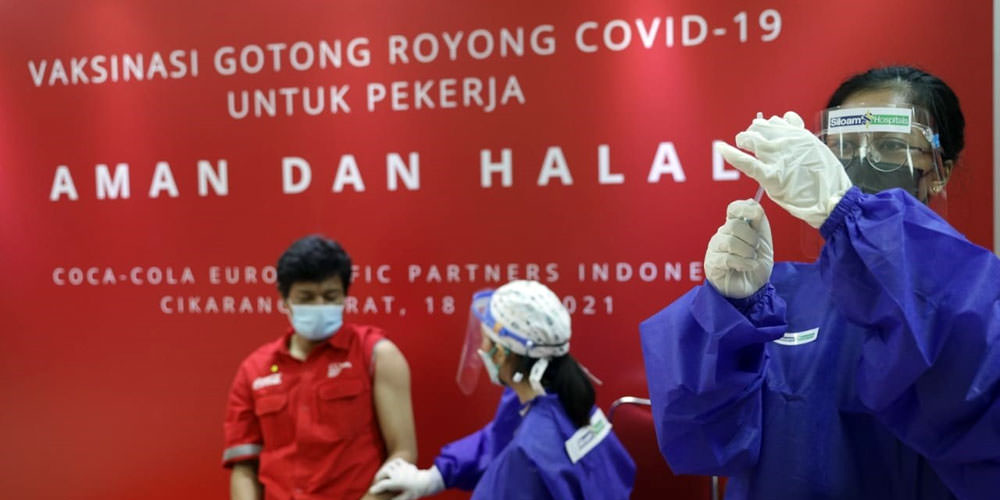 VAKSINASI: Karyawan CCEP Indonesia menerima program vaksinasi di Pabrik Cikarang Barat yang berlokasi di MM 2100, Jawa Barat, Selasa (18/5).