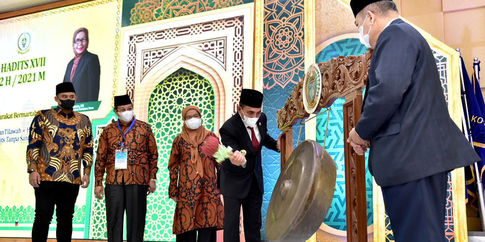 PUKUL GONG: Gubernur Sumut, Edy Rahmayadi membuka secara resmi STQH XVII Provinsi Sumut 2021, yang ditandai dengan pemukulan gong di Aula Tengku Rizal Nurdin Rumah Dinas Gubsu, Jalan Jenderal Sudirman No.41 Medan, Jumat (28/5).