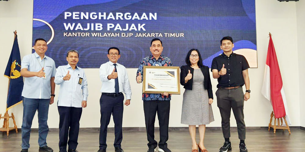 DIABADIKAN: Pemilik PT CAT Drs Hendrik Sitompul MM (tengah) diabadikan bersama Kepala Kantor KPP (dua kiri), Kabit Humas DJP Jakarta Timur (paling kiri), Direktur Keuangan PT CAT Maria RS (dua kanan) dan Direktur Operasional PT CAT Rodrick S (paling kanan