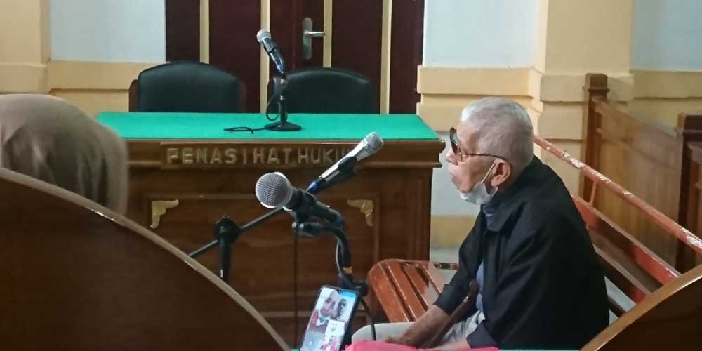 SIDANG: H Habib Nasution terdakwa penyerobot tanah, menjalani sidang putusan di PN Medan, Senin (17/5).agusman/sumut pos.