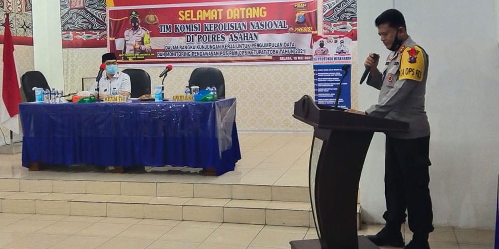 PEMAPARAN: Kapolres Asahan, AKBP Nugroho Dwi Karyanto, SIK memaparkan sistem penyekatan Pos Pam dalam pencegahan penyebaran Covid kepada Kompolnas.