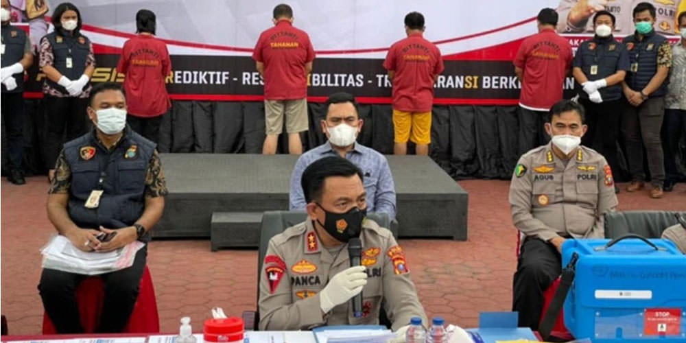 PAPARAN: Kapolda Sumut Irjen Pol RZ Panca Putra Simanjuntak saat memaparkan pengungkapan kasus dugaan penjualan vaksin Covid-19 yang dilakukan oknum ASN di Dinkes Sumut dan Lapas Tanjunggusta, JUmat (21/5) lalu.