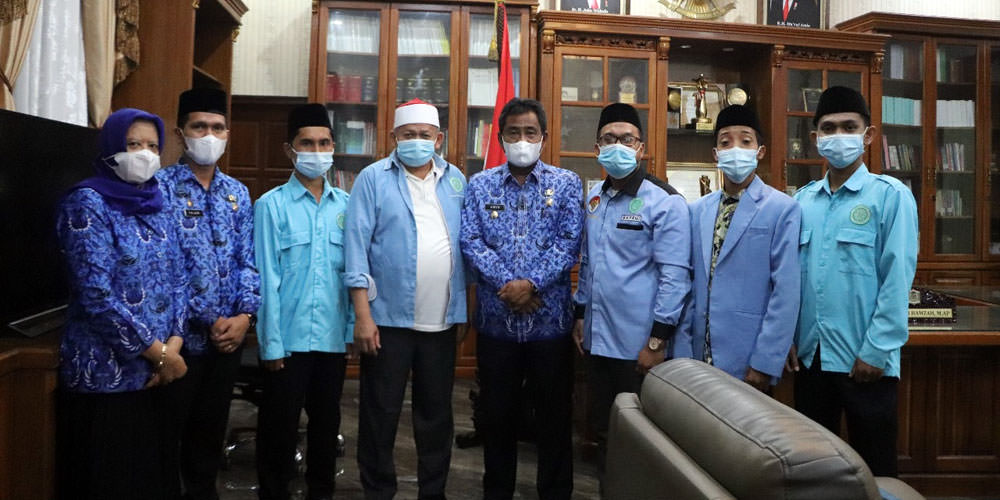 BERSAMA: Wali Kota Binjai, H Amir Hamzah foto bersama dengan pengurus DPD BKPRMI.