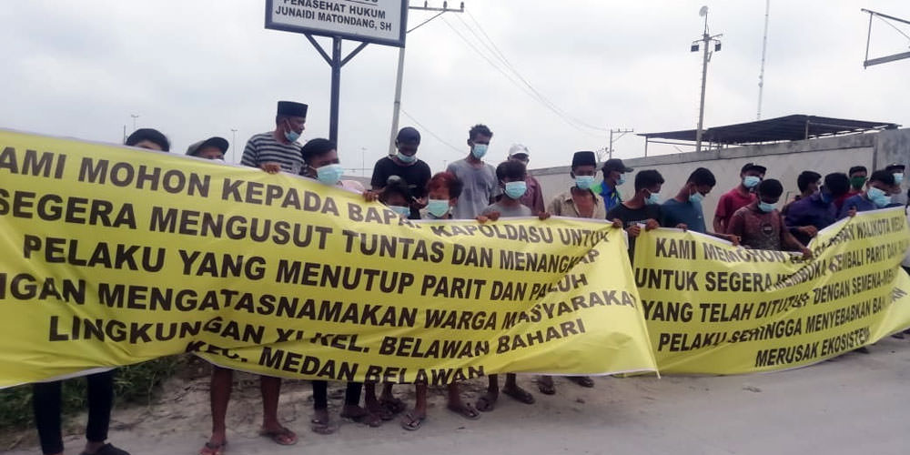 AKSI DAMAI: Puluhan warga melakukan aksi damai di depan perusahaan PT STTC di Belawan, Jumat (30/4). ISTIMEWA/sumut pos.