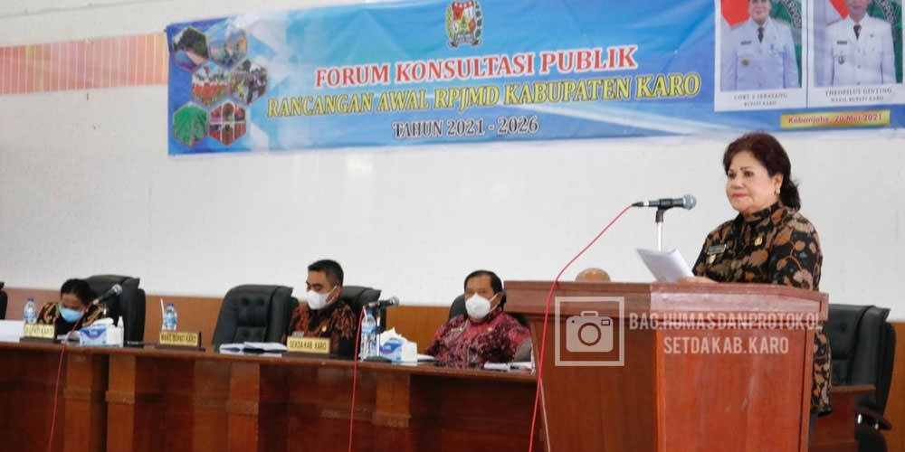 BUKA: Bupati Karo, Cory Sebayang membuka Forum Konsultasi Publik Rancangan Awal RPJMD Kabupaten Karo tahun 2021-2026. solideo/sumut pos.