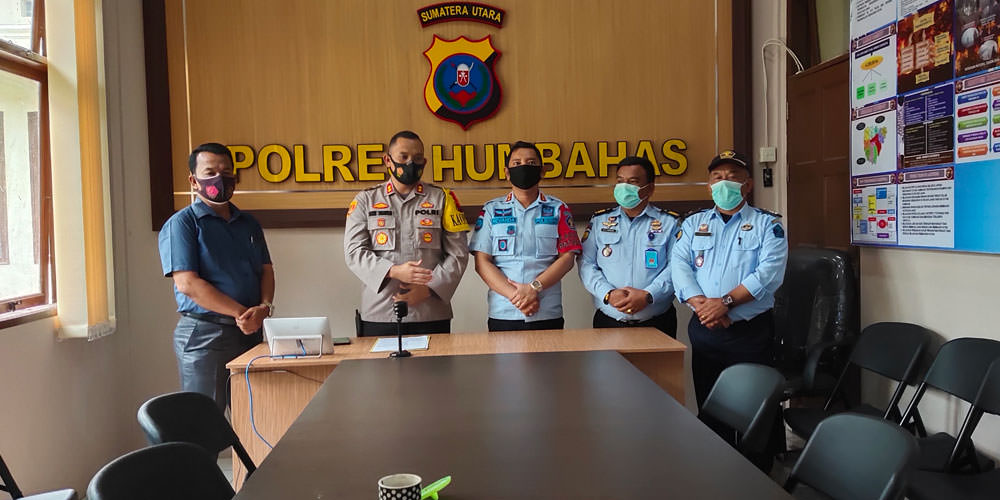 KETERANGAN: Kapolres Humbahas AKBP Ronny Nicolas Sidabutar didampingi Ka Rutan Kelas IIb Revanda Bangun, Kasat Narkoba AKP Rissad Manalu memberikan keterangan pers terkait jaringan narkotika.