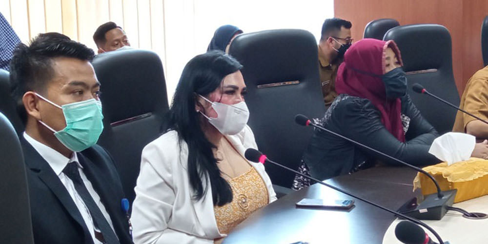 RAPAT: Ratu Entok didampingi pengacaranya saat menghadiri rapat dengar pendapat (RDP) dengan Komisi II DPRD Medan di gedung dewan, Senin (3/5).istimewa/sumutpos.